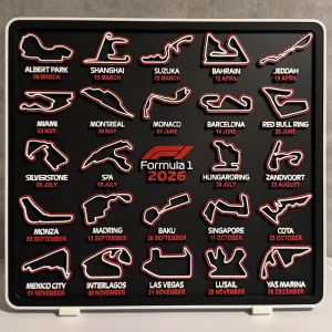 Calendar F1 2026 – Tablou de Birou cu Circuite și Datele Curselor | Suport Inclus, Design Premium