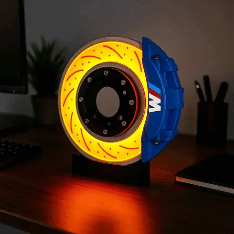 Lampă Auto LED în Formă de Disc cu Etrier – Efect „Disc Încins”, 26 cm, USB, Intensitate Reglabilă – Cadoul Ideal pentru Pasionați și Service-uri Auto